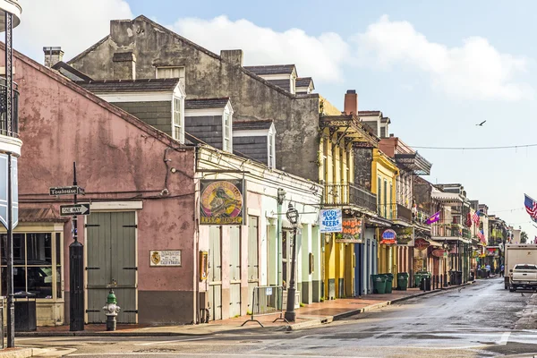 Mensen bezoeken historisch gebouw in de French Quarter — Stockfoto