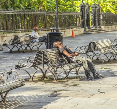 İnsanlar tarihi binada French Quarter'da yer ziyaret edin.