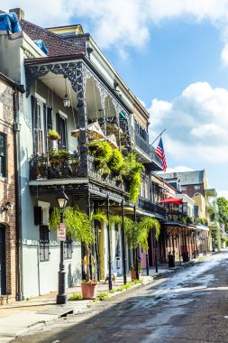 İnsanlar tarihi binada French Quarter'da yer ziyaret edin.