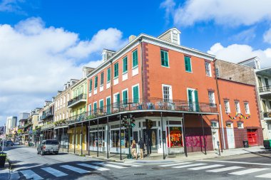 İnsanlar tarihi binada French Quarter'da yer ziyaret edin.