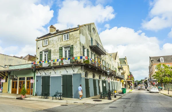 Pessoas visitam edifício histórico no Bairro Francês — Fotografia de Stock