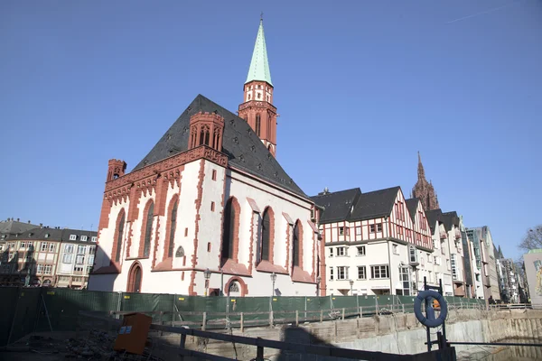 Berömda gamla nikolai kyrka i frankfurt på den centrala roemer pla — Stockfoto