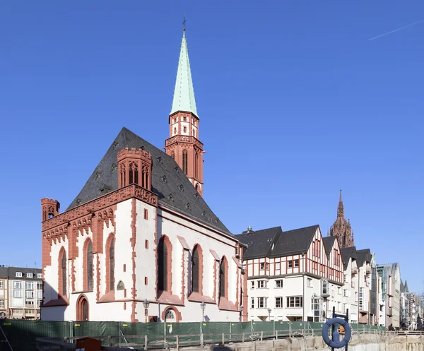 Famoso viejo Nikolai Iglesia en Frankfurt en el centro roemer pla —  Fotos de Stock