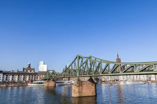 El Puente de Hierro (llamado Eiserner Steg) en Frankfurt Main — Foto de Stock