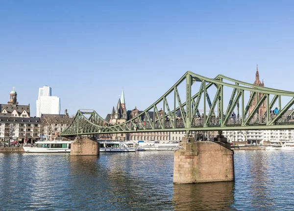 De ijzeren brug (zogenaamde eiserner steg) bij frankfurt main — Stockfoto