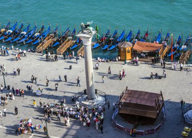 gondol dur yolcu plaza San marco Venedik