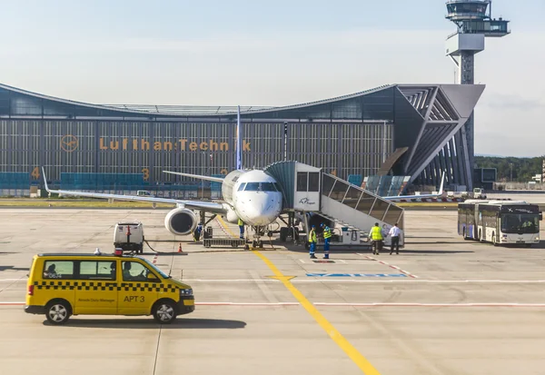 Avion Lufthansa devant le hall d'entretien à Francfort — Photo