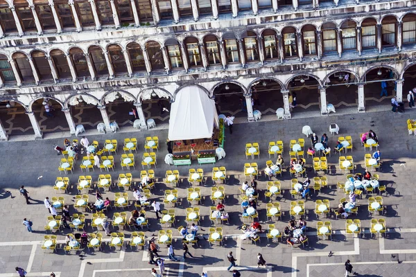 Menschen sitzen gern am berühmten Marcus-Platz — Stockfoto