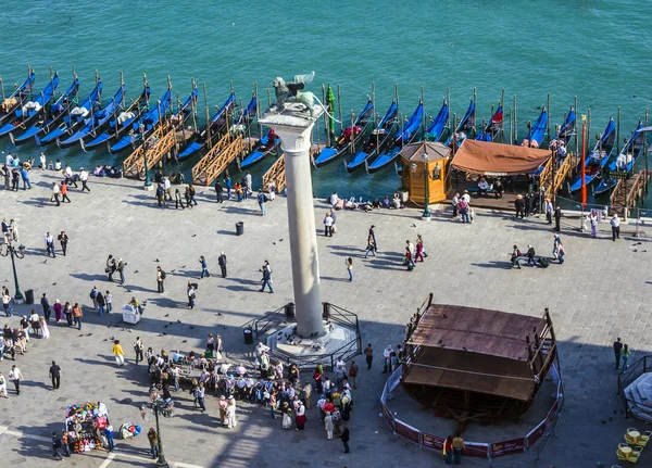 Gondoler vänta för passagerare på plaza san marco i Venedig — Stockfoto