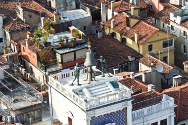 Saat Kulesi, iki dev zil, kasabanın landmark dövme