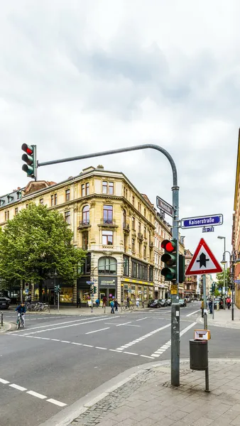 Visa i hjärtat av frankfurt på kaiserstrasse — Stockfoto