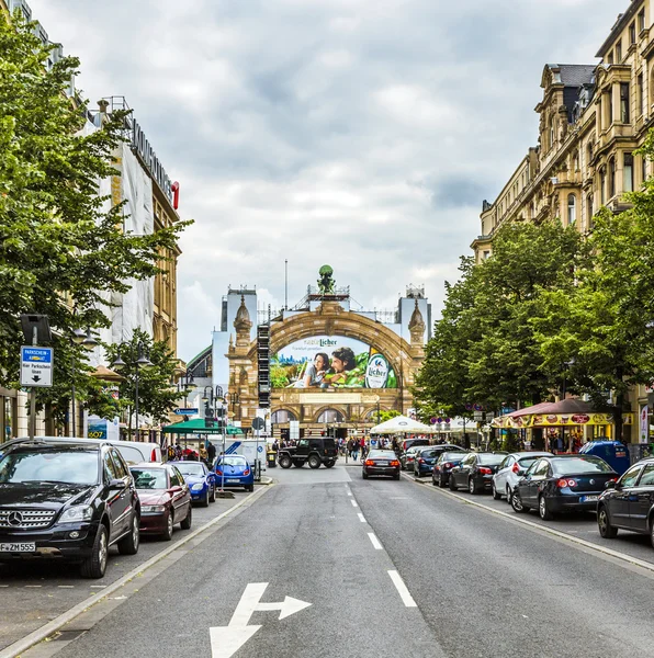 Met het oog op het hart van frankfurt op de kaiserstrasse — Stockfoto