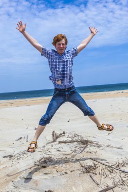 çocuk güzel plaja sahiptir ve atlar