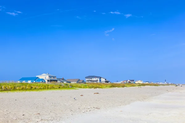 Schöne Holzhäuser am leeren Strand — Stockfoto