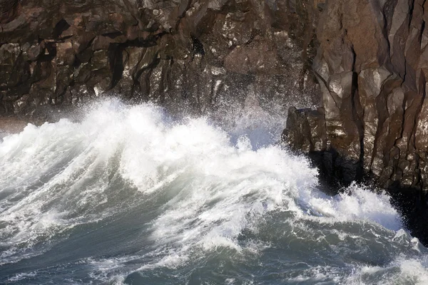 Golven aan de stormachtige kust — Stockfoto