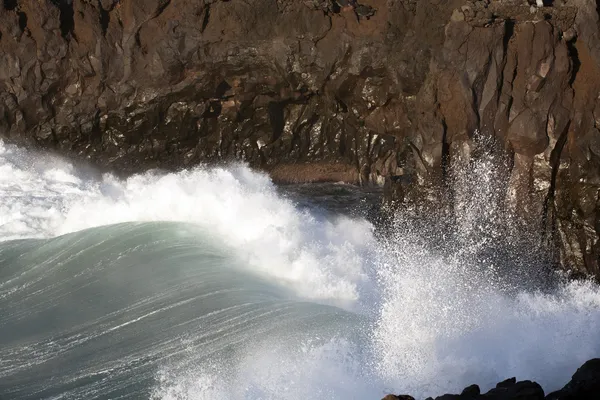 Onde sulla costa tempestosa — Foto Stock