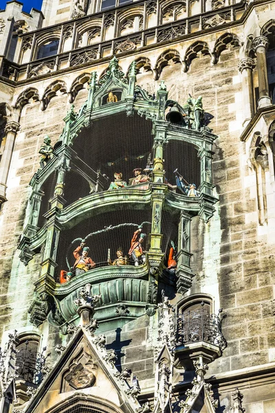 Blízko k velké staré zvonky radnice v Mnichově — Stock fotografie