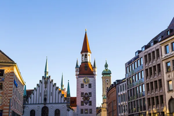 A arquitetura da prefeitura velha em Munique — Fotografia de Stock