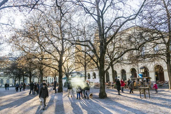 Les gens apprécient le vent de chinook dans le Hofgarten — Photo