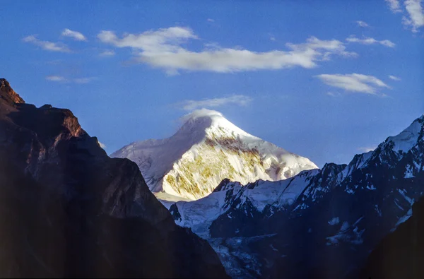 Переглянути сніг крита гір з Уйгу — стокове фото