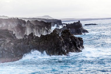 huige dalgalar ile kaba sahil