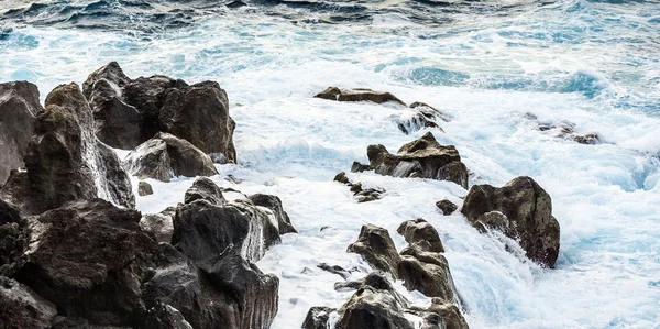 Ακτή με πέτρες από ηφαιστειακή ροή και ωκεανό — Φωτογραφία Αρχείου