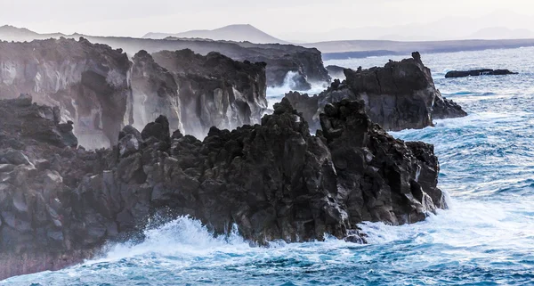 Ruwe kust met huige golven — Stockfoto