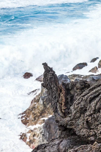 Costa con piedras de flujo volcánico y océano — Foto de Stock