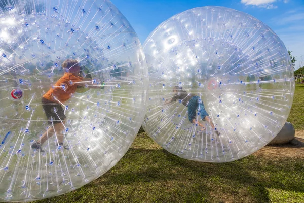 Crianças se divertir no Zorbing Ball — Fotografia de Stock