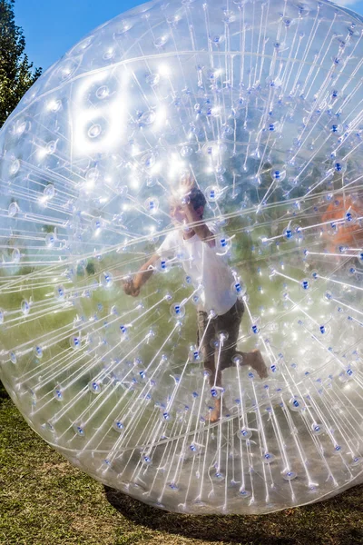 Niños se divierten en el Zorbing Ball —  Fotos de Stock