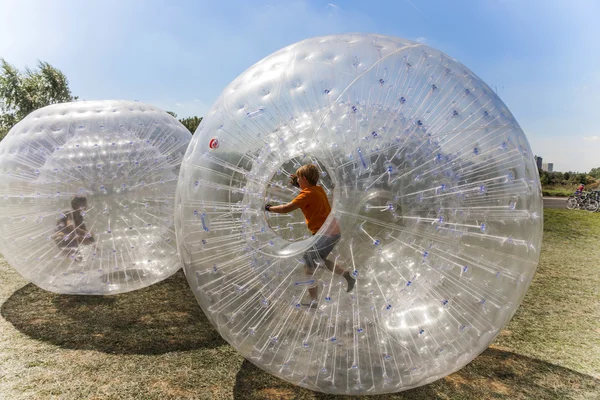 Děti se pobaví v zorb ball — Stock fotografie