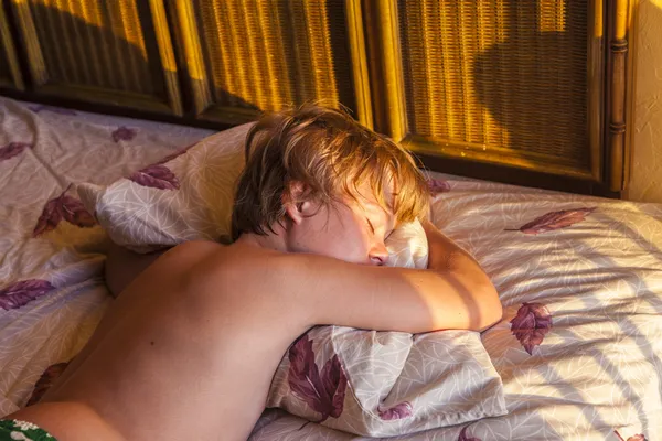 Barn drömmer i sängen — Stockfoto