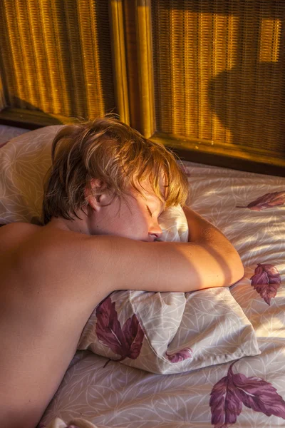 Enfant rêvant dans le lit — Photo