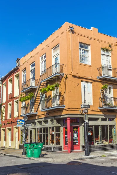 Eople visite un bâtiment historique dans le quartier français — Photo