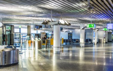 Açık çek ile erken sabah havaalanında 