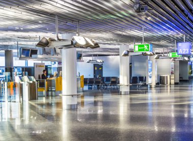 Açık çek ile erken sabah havaalanında 