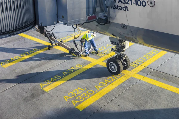 Närbild på flygplan hjulet vid grinden — Stockfoto