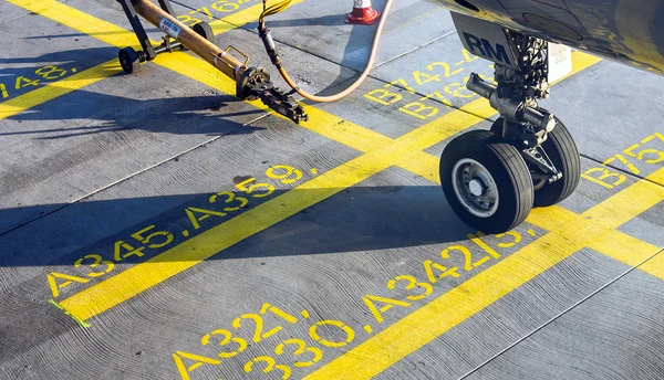 Fechar a roda da aeronave no portão — Fotografia de Stock