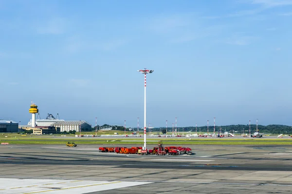 Communication and light mast at apron of Hamburg Airport — Stock Photo, Image