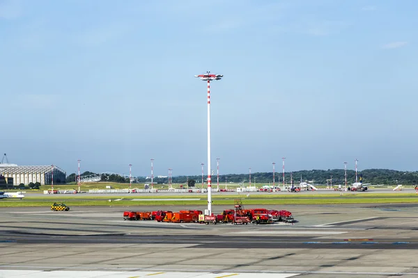 Comunicación y mástil de luz en el delantal del aeropuerto de Hamburgo —  Fotos de Stock