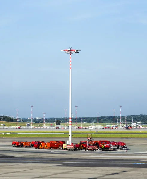 Komunikacja i światła masztu w fartuch na lotnisku w Hamburgu — Zdjęcie stockowe