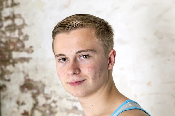 Egy pozitív serdülő fiú pubertás portréja — Stock Fotó