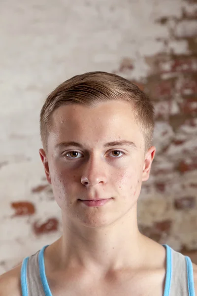 Portret van een positieve adolescent jongen in puberteit — Stockfoto