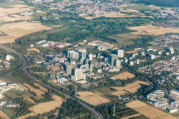 Antenn över eschborn, Tyskland med skyskrapa — Stockfoto