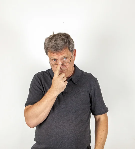 Guapo hombre de mediana edad retrato de estudio sobre un fondo blanco —  Fotos de Stock