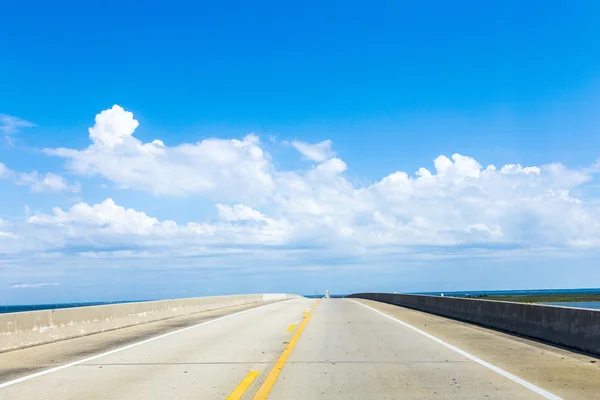 Cruzando el puente de la isla del delfín — Foto de Stock