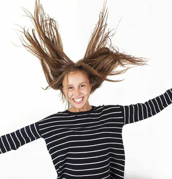 Unga skönhet flicka flyger i hopp med brunt hår — Stockfoto