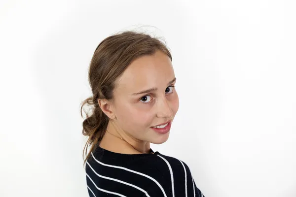 Sorridente giovane bella ragazza con i capelli castani — Foto Stock