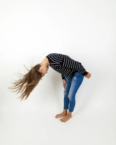 Unga skönhet flicka flyger i hopp med brunt hår — Stockfoto