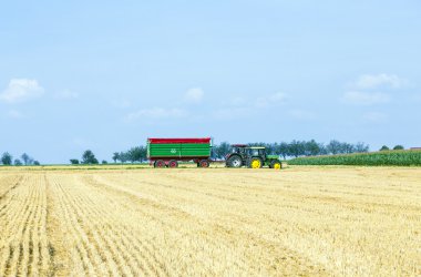 alan, traktör ile çiftçi 